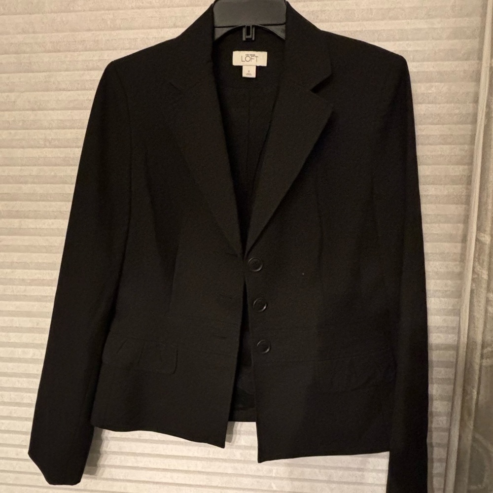 LOFT Black Women's Tailored Three-Button Blazer size 8